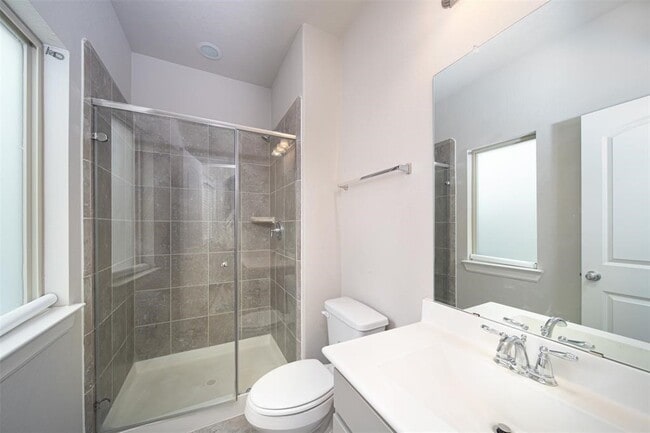 Building Photo - 2011 Royal Landing Dr