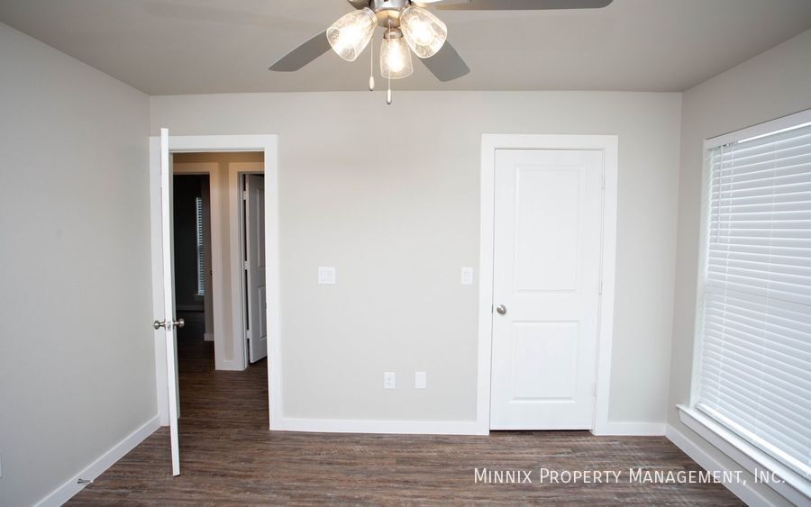 Building Photo - 407 E 21st St