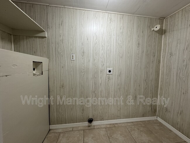 Building Photo - 438 Country Club Dr