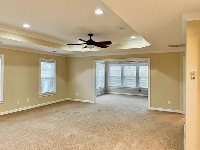Building Photo - Beautifully Maintained Home in the Heart o...