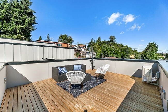 Building Photo - Beacon Hill - 2 Bedroom / 2 Bath Townhome