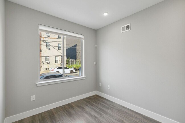 Building Photo - 1845 E Huntingdon St