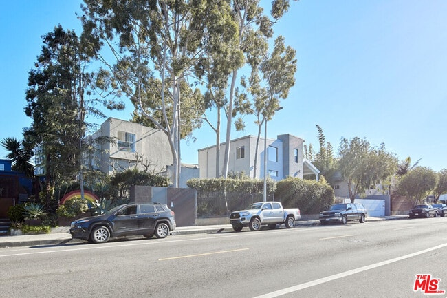 Building Photo - 558 Rose Ave