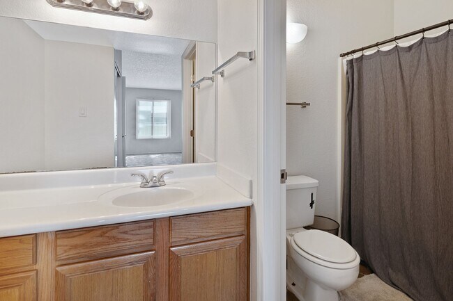 Building Photo - Wonderful 2 bed/2 bath