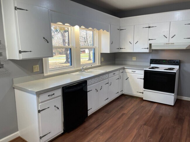 Building Photo - 4-5 bedroom home in Franklinville