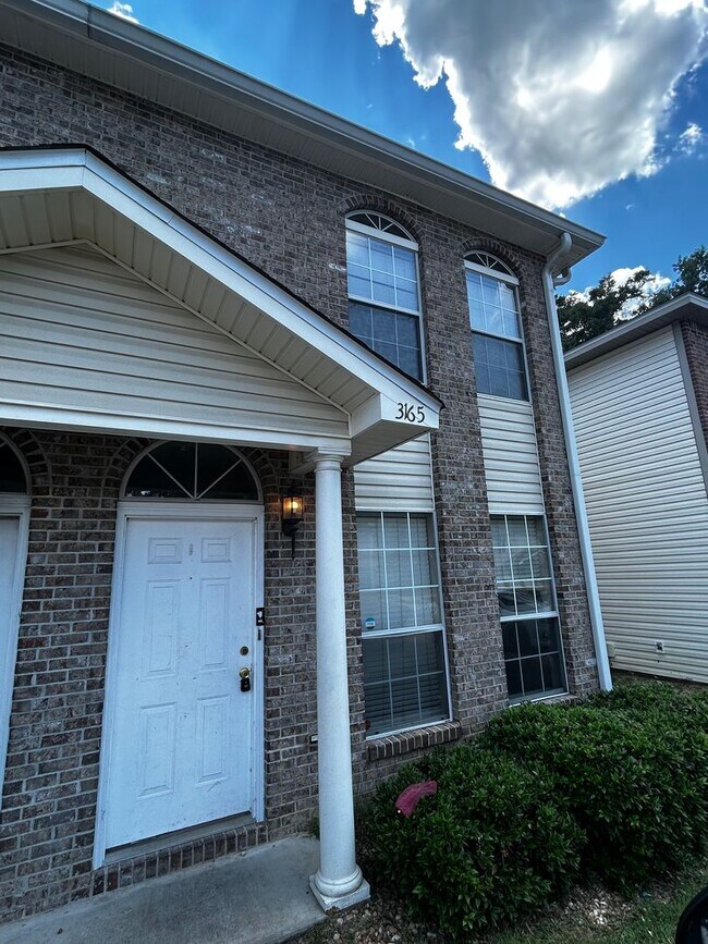 Building Photo - Spacious 3 BR 3 BA in Great Location!