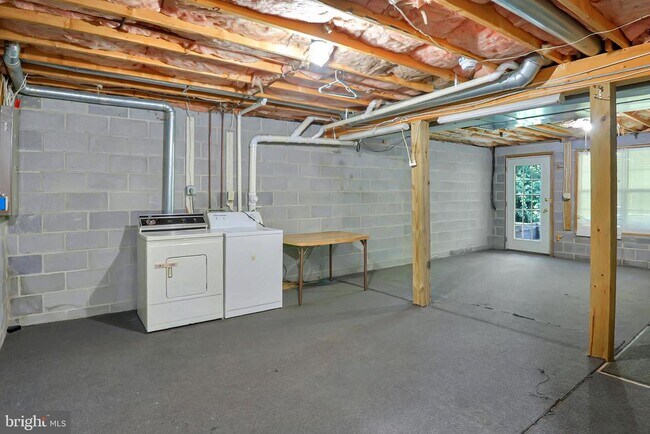 Building Photo - 213 Copperfield Ln