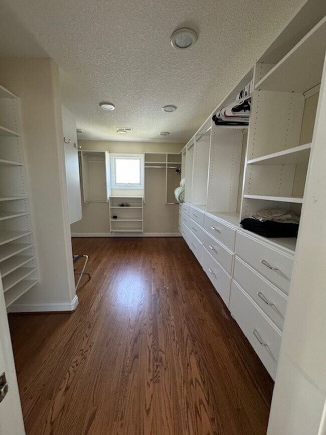 Building Photo - Immaculate 4 bedroom 3.5 bath Home at North End