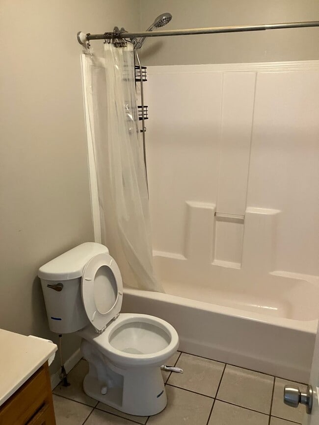 Building Photo - Lovely 3 Bed Colonial main floor laundry