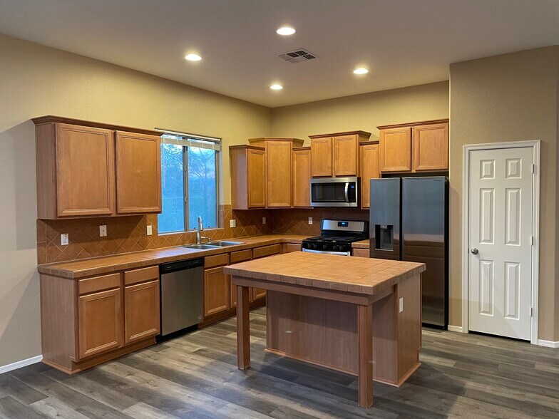 Building Photo - 2916 W Windsong Dr