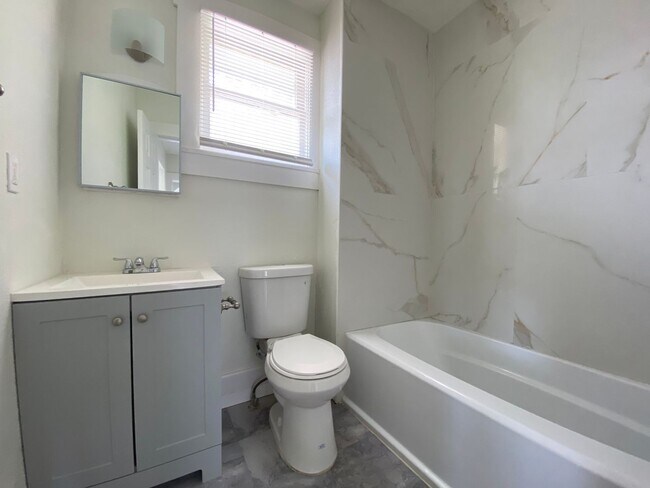 Building Photo - 18th Ave S Triplex