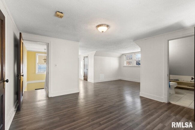 Building Photo - 1816 W Callender Ave