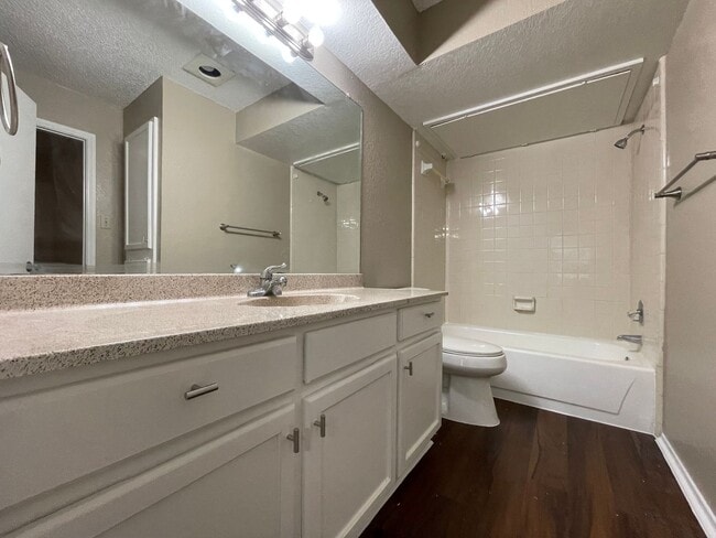 Building Photo - AVAILABLE NOW 2 BEDROOM 1.5 BATH TOWNHOME ...