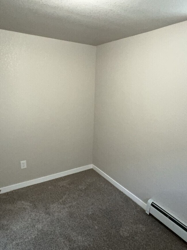 Building Photo - Utilities Included - 1 Bed 1 Bath Apartment