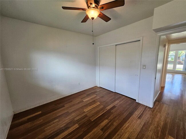 Building Photo - 733 NW 30th Ct