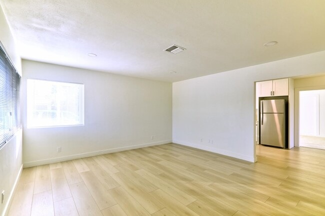 Building Photo - Modern 3 Bedroom Pool Home in Hemet