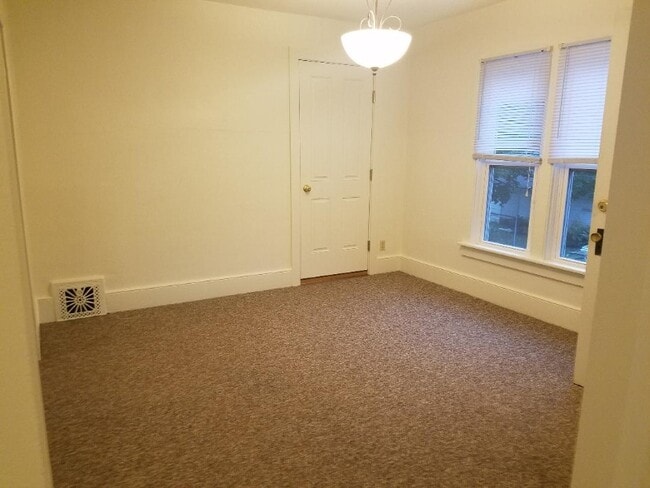 Building Photo - 522 W Maple Ave