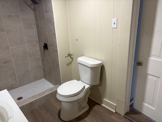 Building Photo - 6139 Belcrest St