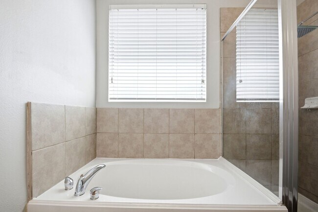 Building Photo - 930 Sterling Creek Cir