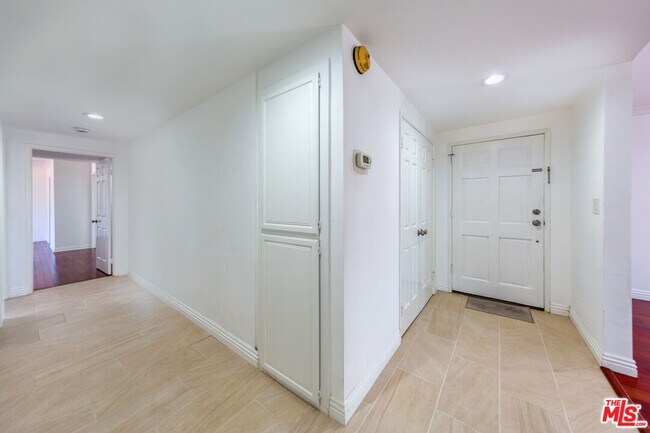 Building Photo - 144 N Hamilton Dr