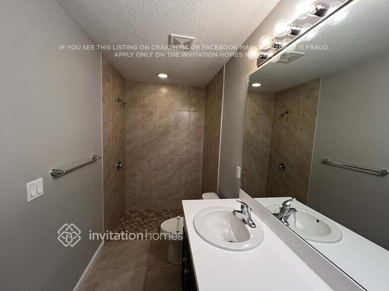 Building Photo - 371 SW Aero Cir