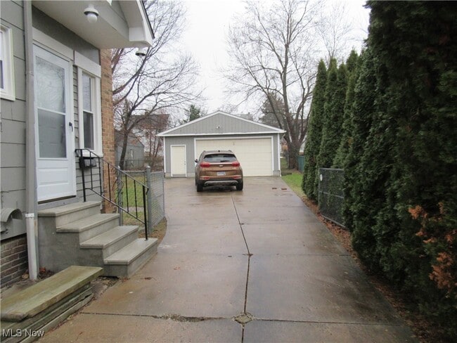 Building Photo - 1343 Churchill Rd