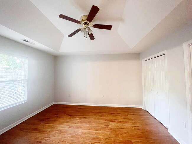 Building Photo - 105 Woodglen Dr