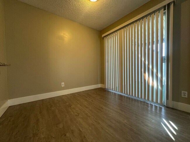 Building Photo - 2 Bedroom Upstairs Condo with Bonus Room Near UNLV!