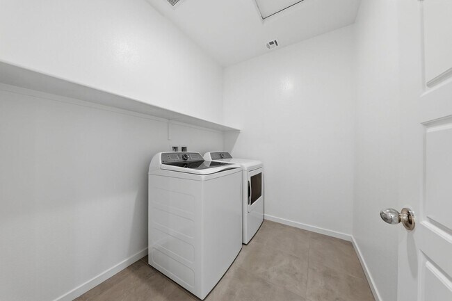 Building Photo - Brand New 3 Bedroom Stylish Henderson Townhome in Black Mountain Ranch