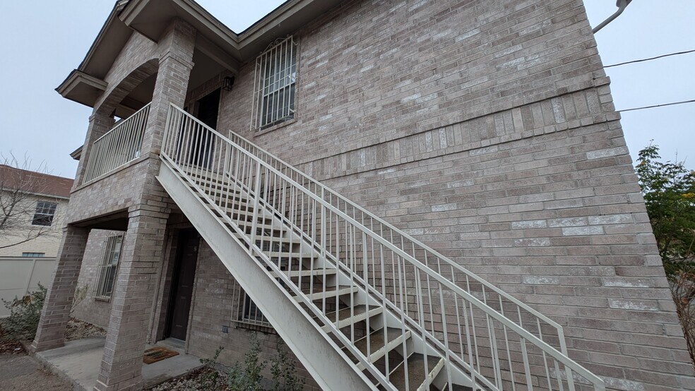 Building Photo - 1708 Chacon St