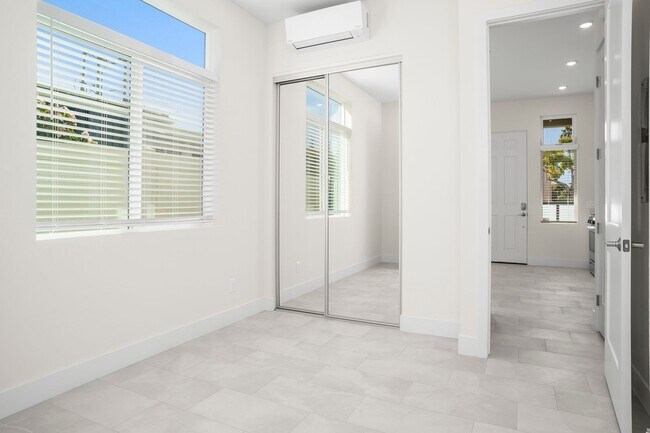 Building Photo - Roosevelt St.