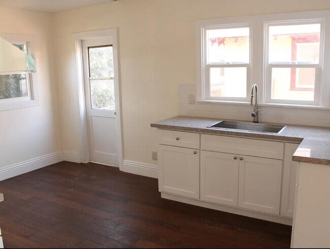 Building Photo - 1244 W 46th St