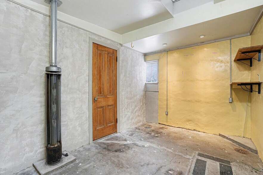 Storage/non-heated office space - 2122 Hooker St