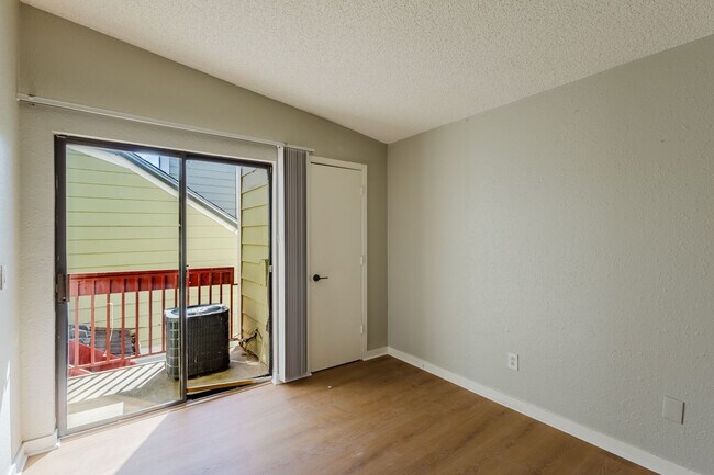 Building Photo - Penthouse level 1bed condo with private balcony