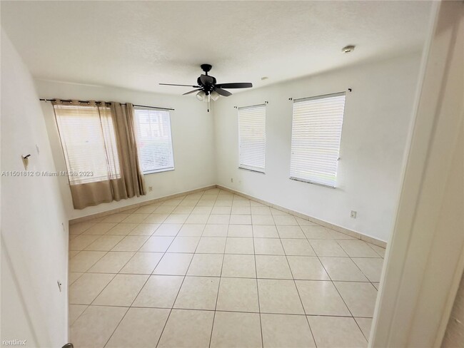 Building Photo - 3 br, 2 bath Condo - 4311 SW 160th Ave Apt...