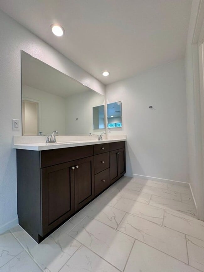 Building Photo - Spacious 4 Bedroom Home for Lease in Winch...