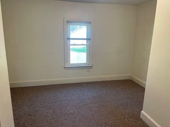 Building Photo - Cozy 2 Bedroom 1 Bath With Detached Double Garage