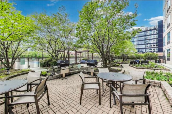Building Photo - 400 N La Salle Dr