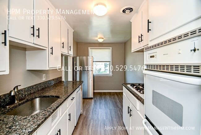 Building Photo - 885 S Green Rd