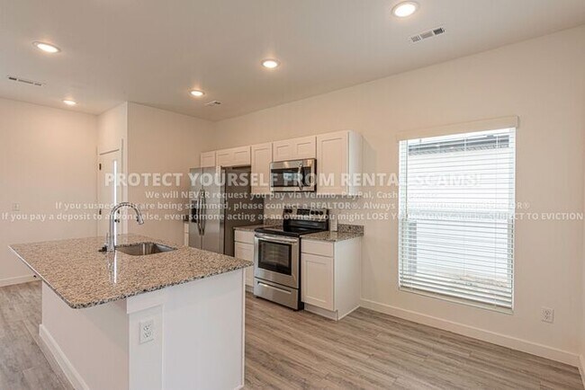 Building Photo - 621 St Charles Pl