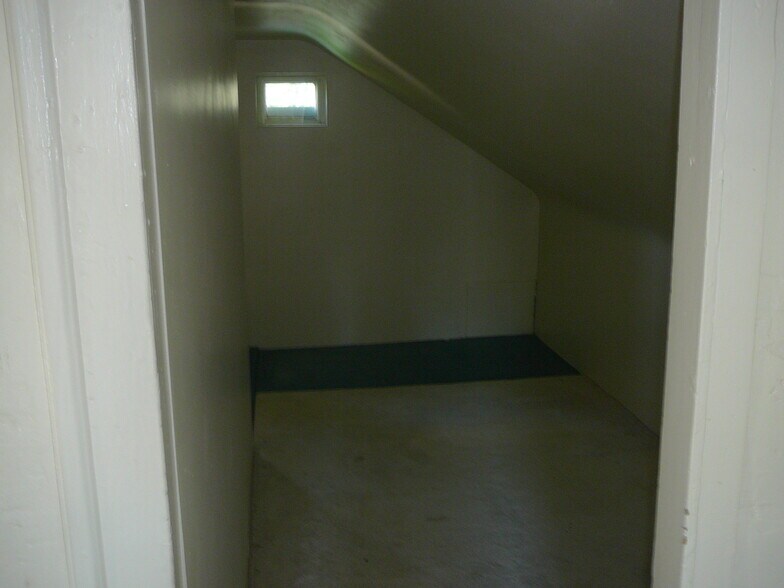 Building Photo - 1138 W 8th St