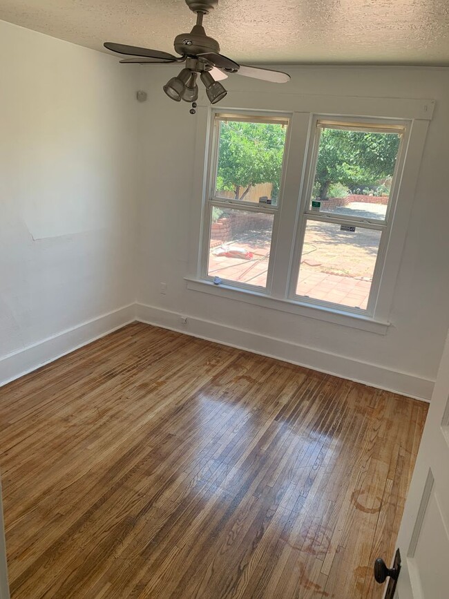 Building Photo - ***Cozy 2 bedroom 1 bath with GATED parkin...