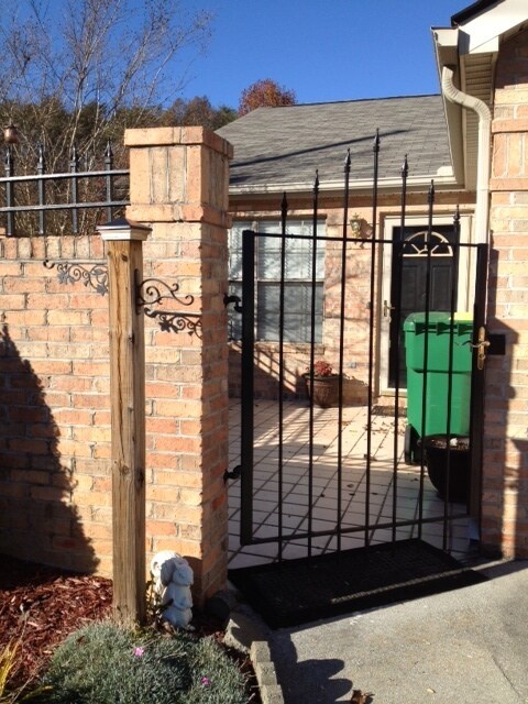 Building Photo - South Knoxville, 2 bedroom condo, 2 car garage Text or Call Debra Johnson 865-591-8281