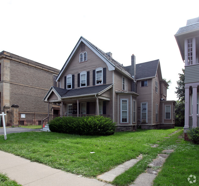 Building Photo - 196 N Goodman St