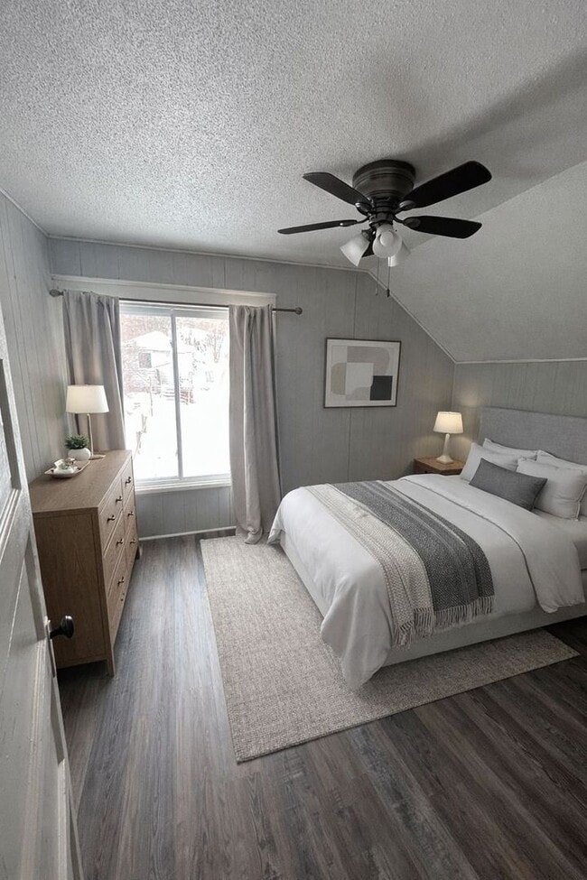 Building Photo - AVAILABLE March - 2 Bed, 1 Bath on Skyline!