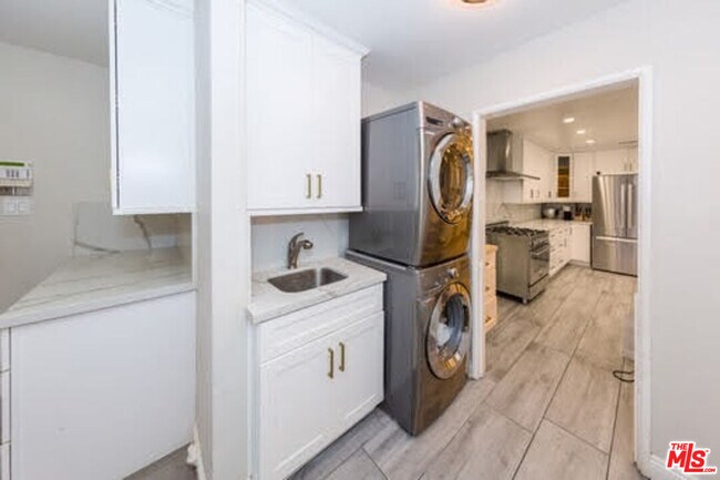 Building Photo - 1210 S Bedford Dr