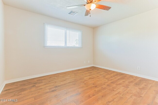 Building Photo - 1335 E Ellis Cir