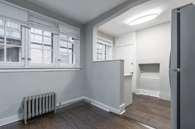 Building Photo - 7422 N Damen Ave