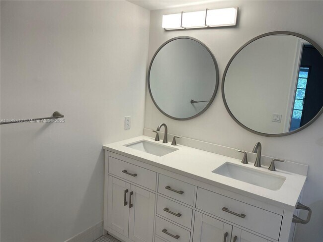 Building Photo - 2103 Lucaya Bend
