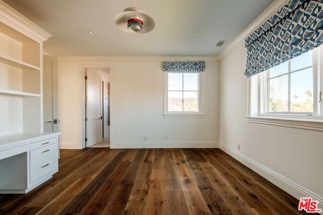 Building Photo - 557 Chapala Dr